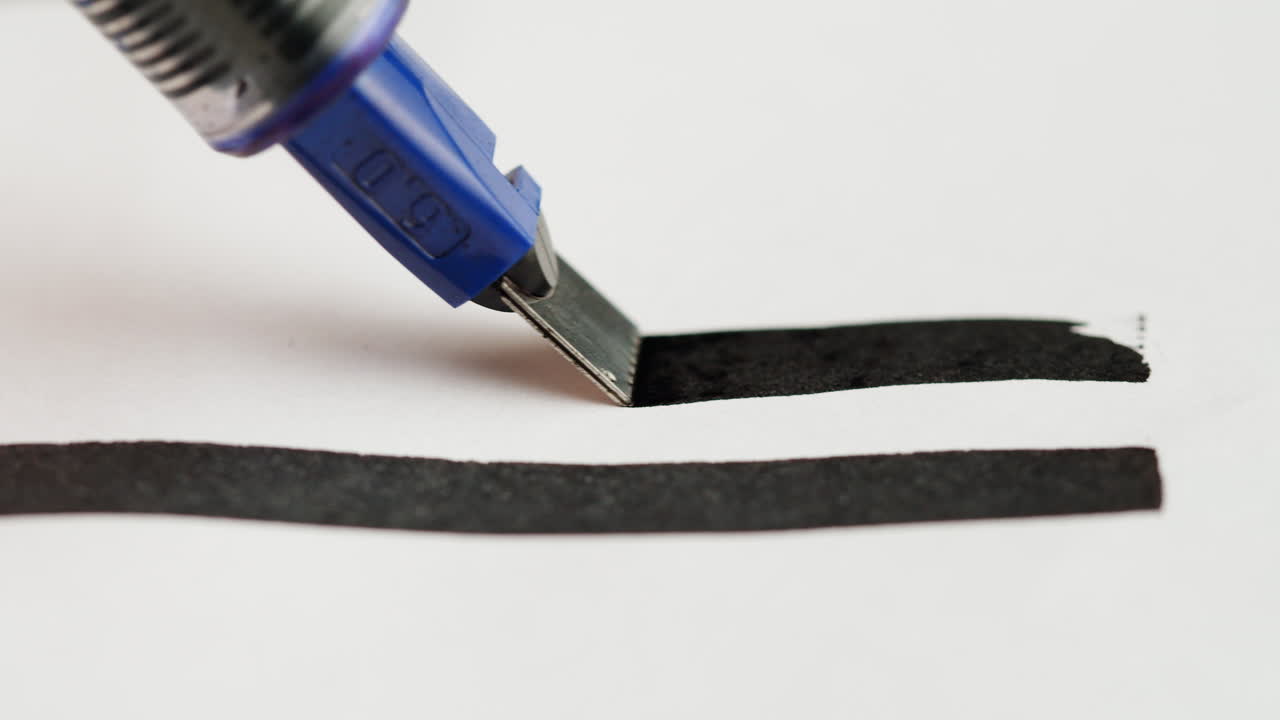 Penna calligrafica che disegna una spessa linea nera su carta bianca