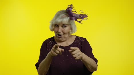 anciana excitada señalándose a sí misma, mirando a su alrededor y presumiendo de su propio éxito, ganando