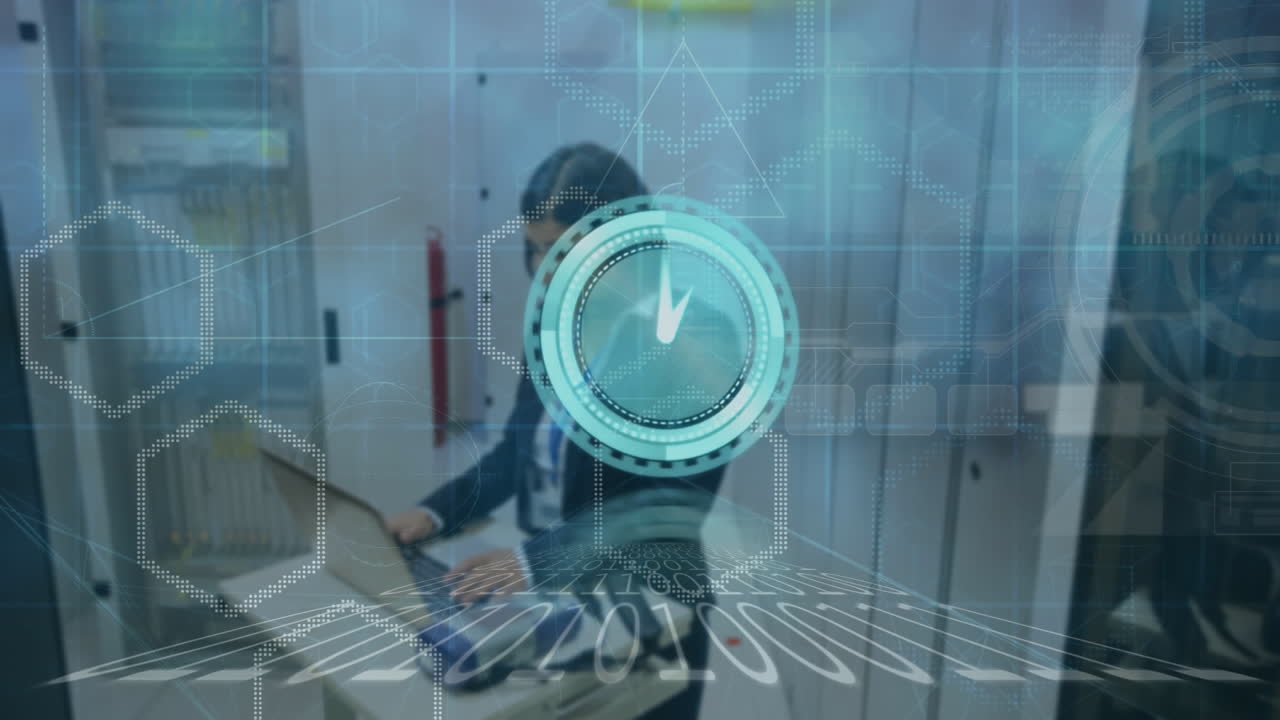 animación de reloj en movimiento y codificación binaria sobre mujer caucásica en la sala del servidor