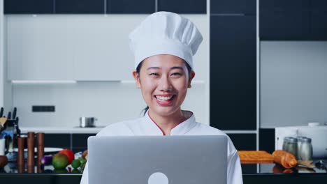 el chef demuestra una clase de cocina en línea