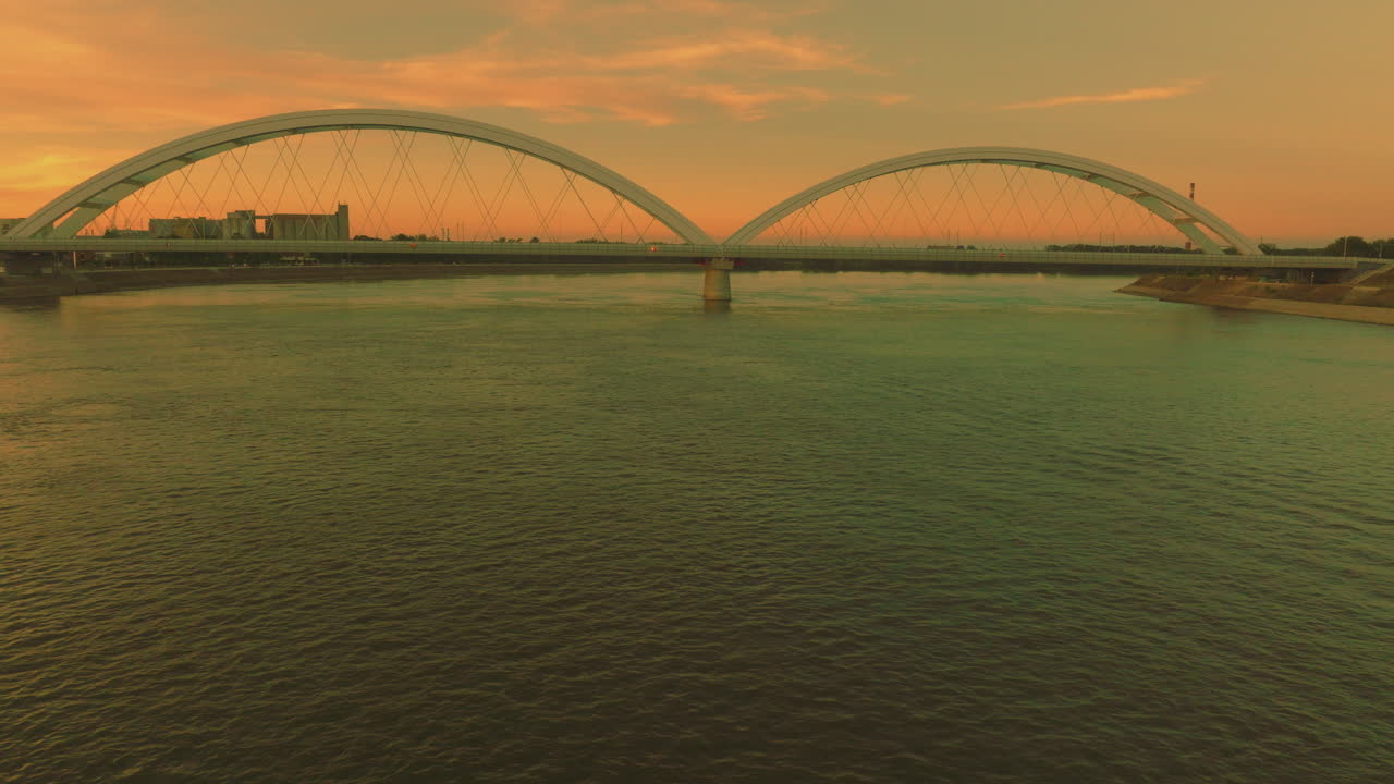 다리와 강 위에 해가 지는 것