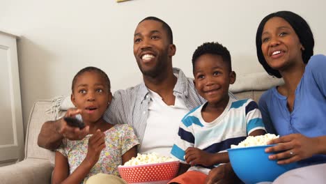 Familia-Viendo-Televisión-En-La-Sala-De-Estar-4k