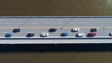 Statische-Aufnahme-Von-Oben-Von-Autos,-Die-Bis-Zum-Stillstand-Abbremsen