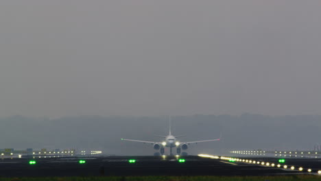 aterrizaje de avión en tiempo de niebla