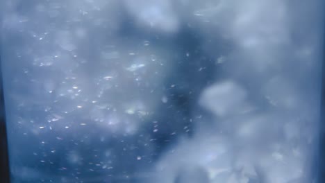 cerrar el movimiento de cubitos de hielo apilados colapsando con burbujas bajo el agua