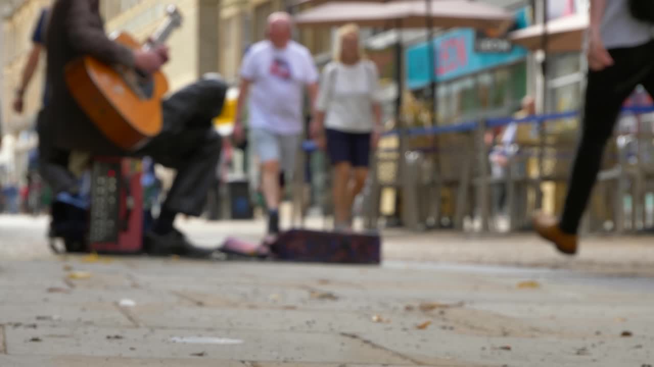 옥스포드 01의 바쁜 거리에서 버스커의 낮은 각도 샷