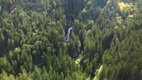 Cascada-Gollinger-Espectacular-Establecimiento-Toma-Aérea,-Plataforma-Rodante,-Hora-Dorada