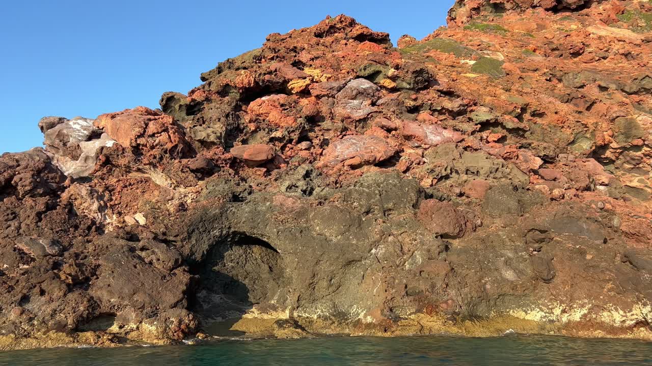 프랑스의 코르시카 섬에서 움직이는 배에서 볼 수 있는 여름 시즌의 원시 스칸돌라 반도 자연 보호구역