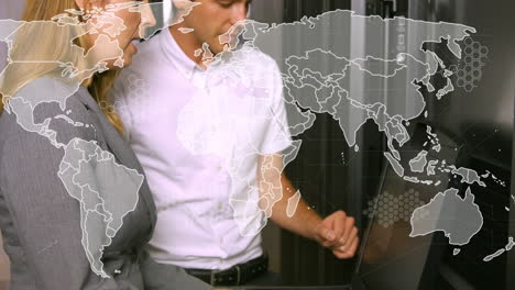 animación del mapa del mundo sobre diversas personas de negocios en la sala del servidor