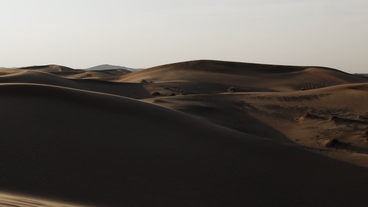 Sabbia che si sposta al rallentatore in un deserto del Medio Oriente.