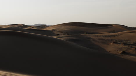 Arena-En-Cámara-Lenta-Que-Sopla-En-Un-Desierto-En-Oriente-Medio