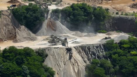 Industria-De-Extracción-De-Materias-Primas-Para-Cemento,-Camiones-Y-Maquinaria-Estacionada-Cerca-De-Estructuras-Y-Edificios