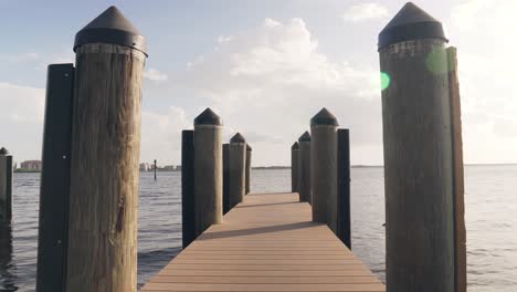 Vista-Al-Mar-Del-Pequeño-Muelle-En-La-Costa-Del-Golfo-En-Cape-Coral,-Florida