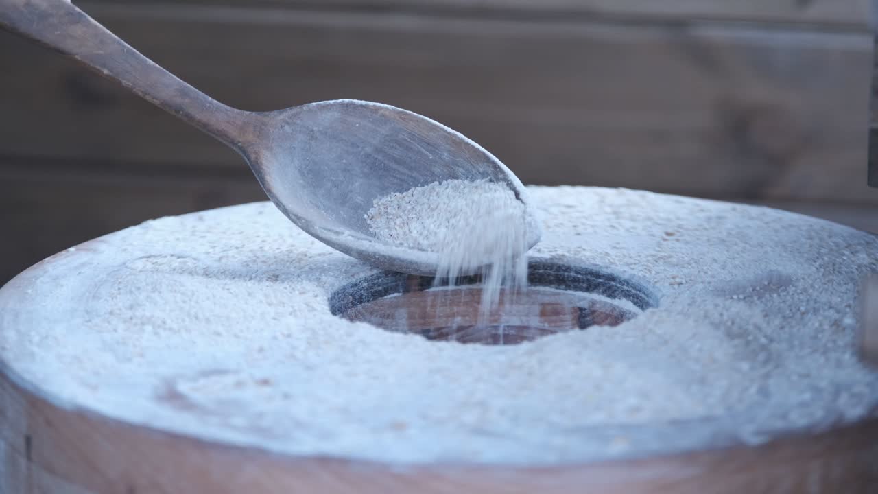 밀을 는 수동 밀. 밀가루를 만드는. 밀돌은 fablab에서 밀의 작업을 연구하는 어린이들에 의해 휘어집니다.