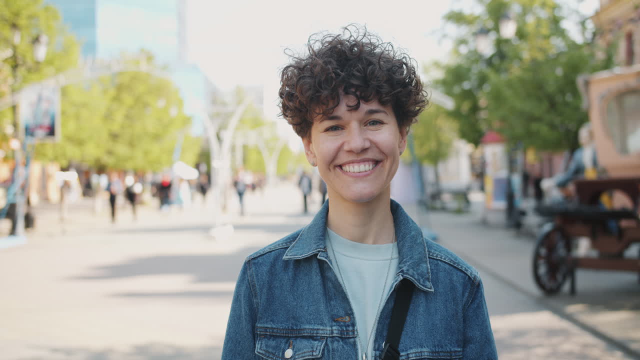 Mulher sorridente na cidade