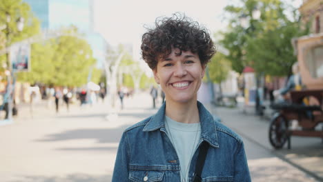 mujer sonriente en la ciudad