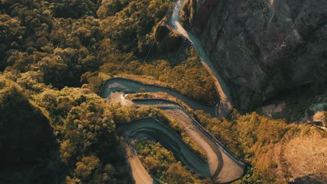 Vista-Aérea-Peligrosa-Hermosa-Carretera-De-Montaña-De-La-Selva-Tropical,-Vista-Aérea-De-Arriba-Hacia-Abajo