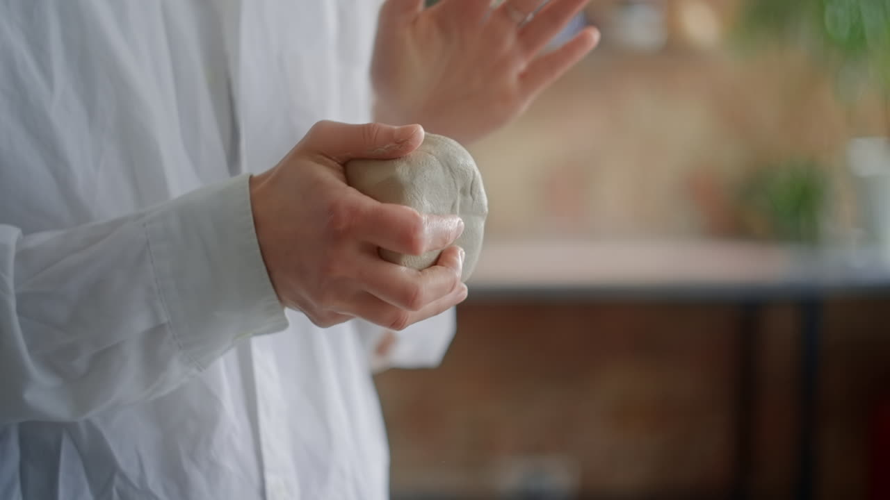 점토 를 조각 하는 여자