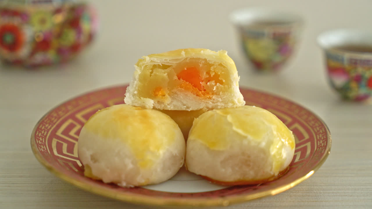Torta di luna di pasticceria cinese con uova di arachidi salate o pasticceria di Spring Roll con noci e uova salate