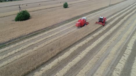 Mähdrescher-Im-Feld-Luftaufnahme-Von-Erntemaschinen