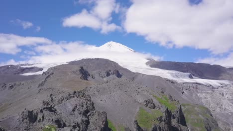 picos de montañas cubiertos de nieve y glaciares