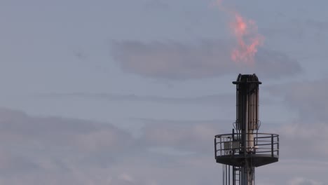 gas de refinería en la parte superior de una torre