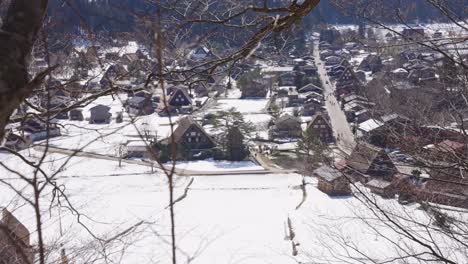 Verschneite-Landschaft-Von-Gifu-Japan,-Bergdorfhäuser-Mit-Schnee-Bedeckt