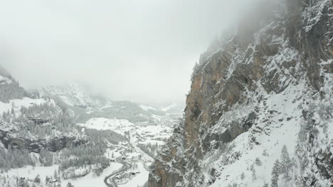 luftausleger hinauf zum bergrücken, dessen gipfel mit nebel bedeckt ist