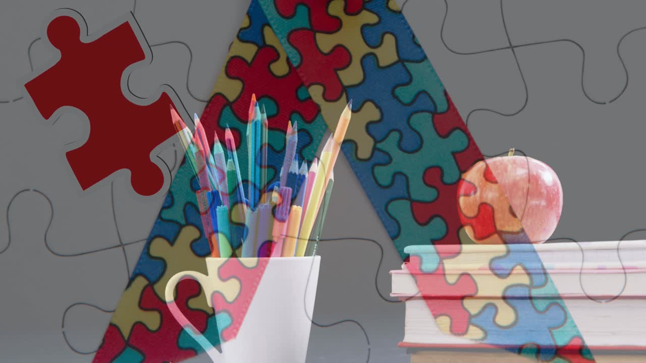 Animación de rompecabezas cayendo sobre cinta formada por rompecabezas, lápices de colores y pila de libros
