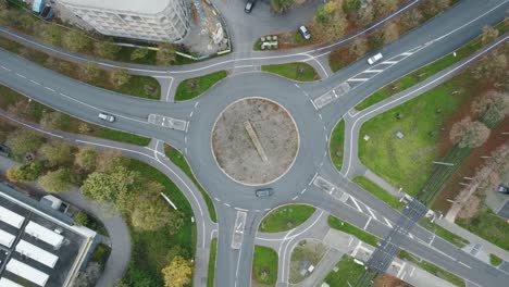 vista aérea de arriba hacia abajo de los coches que circulan por una rotonda en augsburgo