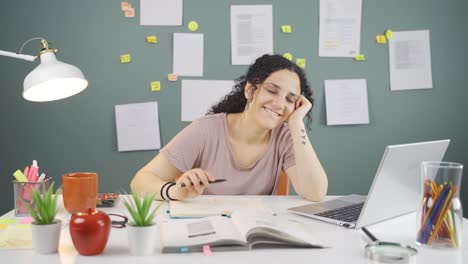 una estudiante divertida soñando despierta.