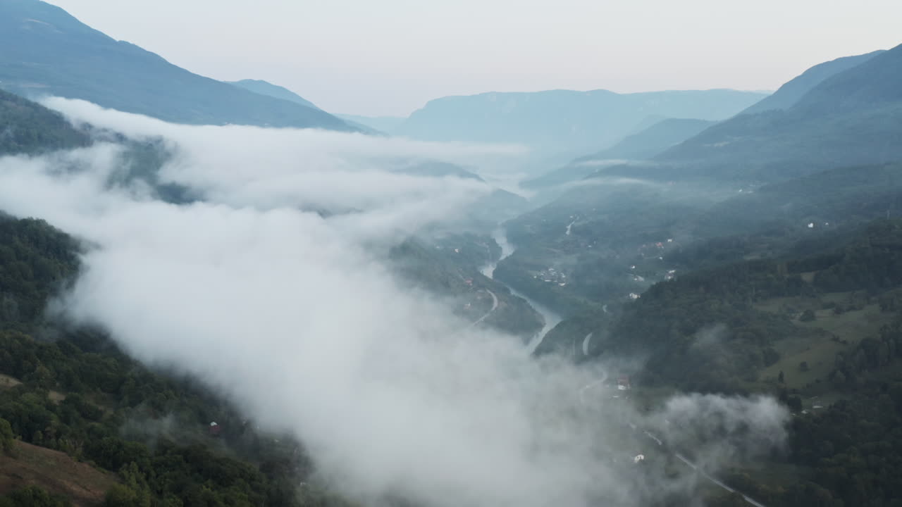 발칸 산맥의 구름 속에서 날아다니는 놀라운 계시