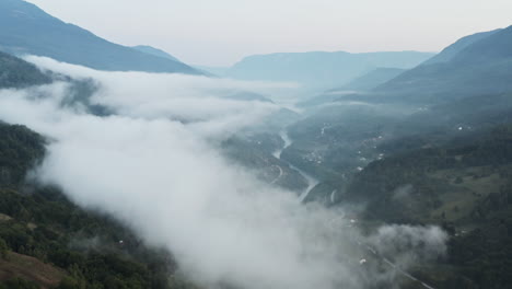 increíble revelación volando en las nubes de las montañas de los balcanes