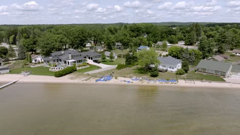 Lago-Missaukee-En-Lake-City,-Michigan,-Centro-De-La-Ciudad-Con-Video-De-Drones-Moviéndose-Hacia-Los-Lados