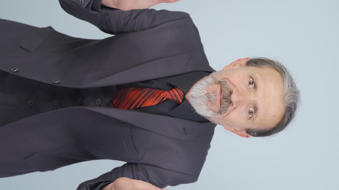 video vertical de un viejo hombre de negocios diciendo "wow" a la cámara.