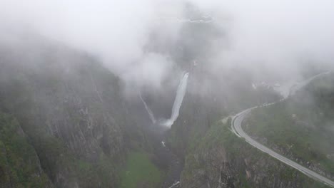 Toma-De-Drones-De-La-Cascada-Voringsfossen-En-El-Parque-Nacional-Hadangervidda-En-Noruega