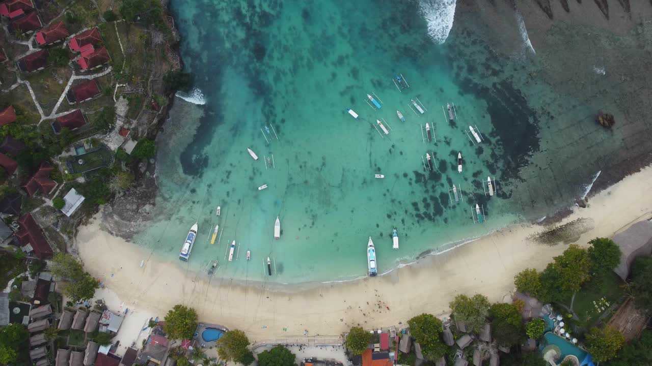 항공 4k 드론 영상: 조용한 버섯 만 해변, 누사 렘본간, 발리