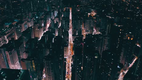 Filmische-Drohnenaufnahme-Einer-Stadt-Während-Der-Nacht,-Die-Diesen-Cyberpunk-Vibe-Vermittelt