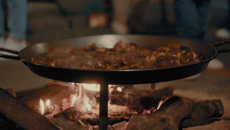 cocina callejera durante el festival de fallas en valencia