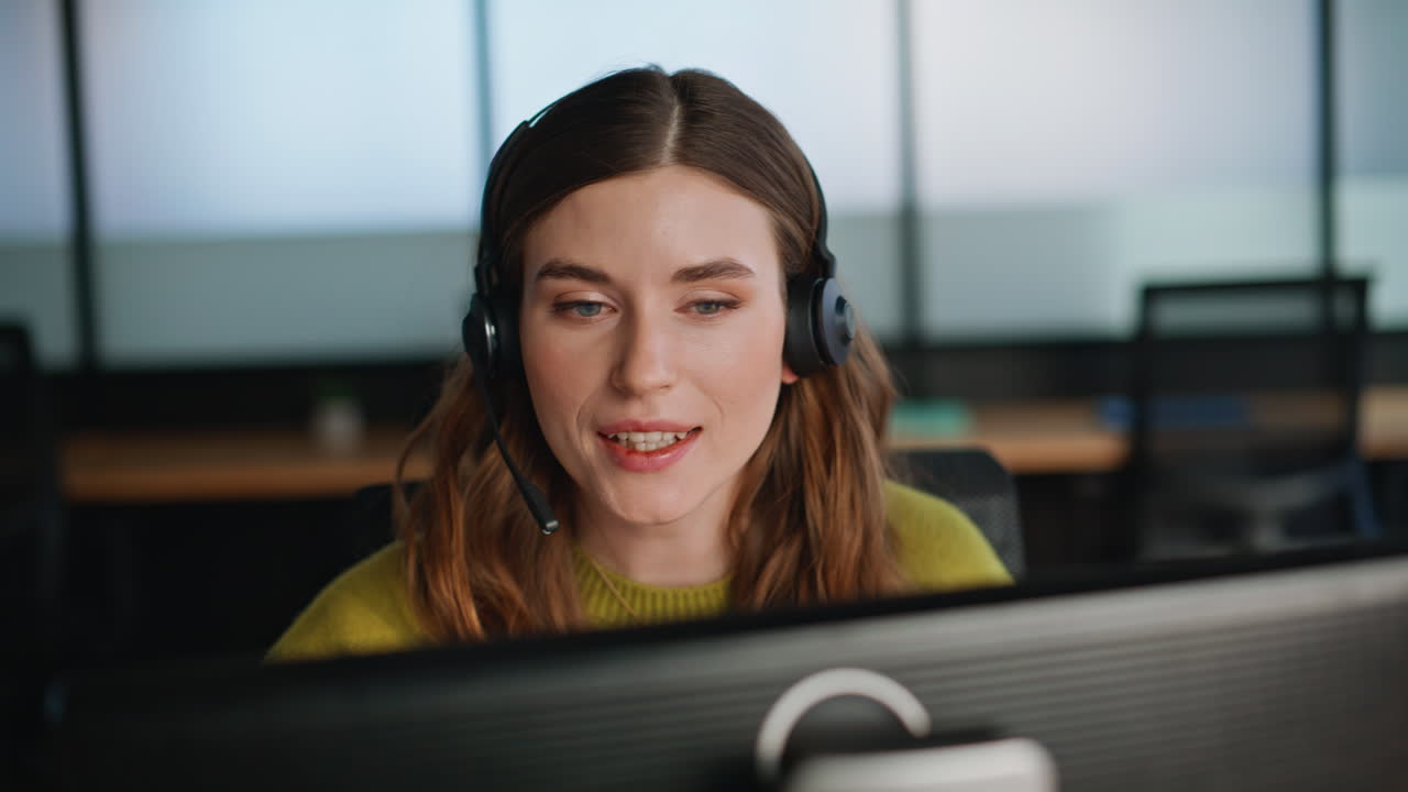 Portræt af kvinde, der arbejder i et telemarketingcenter. Kvindelig hotline-samtaleleder