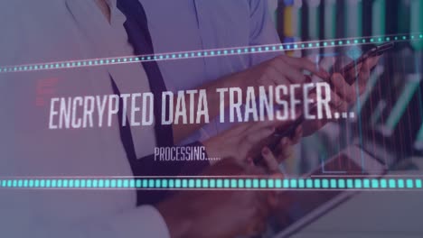 animación del procesamiento de datos sobre diversas personas de negocios que utilizan teléfonos inteligentes