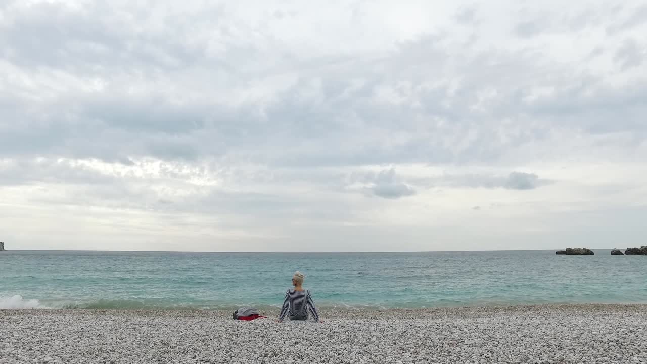 바가에 앉아 바다를 바라보는 여자