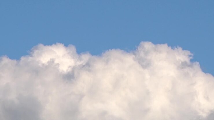Hvide skyer bevæger sig hurtigt på himlen, timelapse