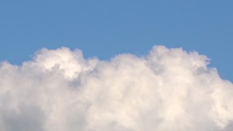 las nubes blancas se mueven rápido en el cielo, lapso de tiempo