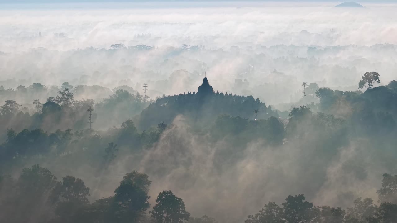 Mattina nebbiosa e tranquilla al Tempio di Borobudur, suggestivo paesaggio indonesiano e monumento storico.