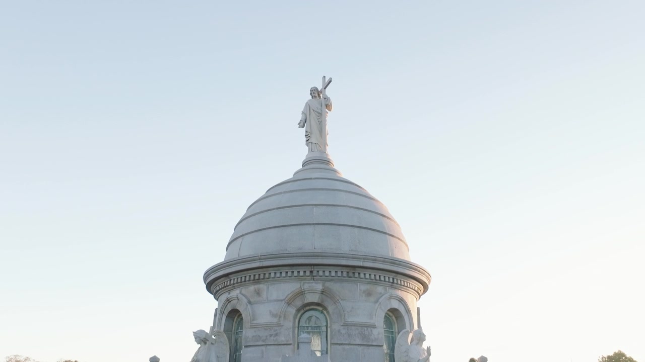 Vista aerea di una tomba in un cimitero all'alba