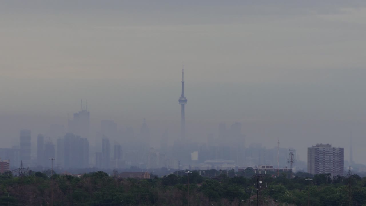 horizonte de toronto envuelto por niebla gris. lapso de tiempo
