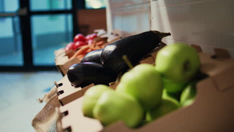 Frutas-Y-Verduras-Maduras-Cultivadas-Localmente-Y-Vendidas-En-Una-Tienda-De-Residuos-Cero.