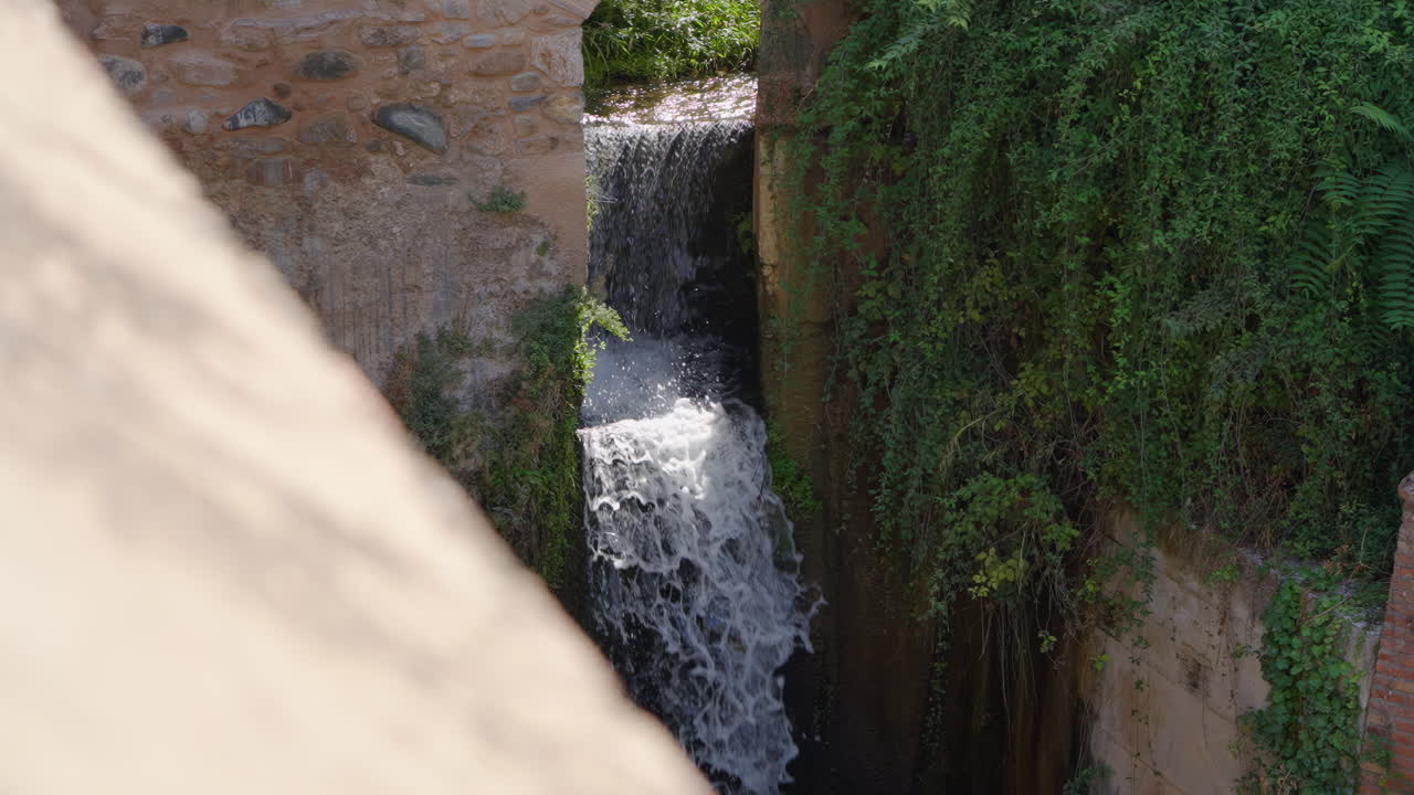 cascada en un viejo canal de la ciudad
