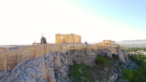 gente visitando el famoso partenón en un día soleado en atenas, grecia